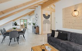 FENJOY Ferienapartments am Chiemsee mit Bergblick